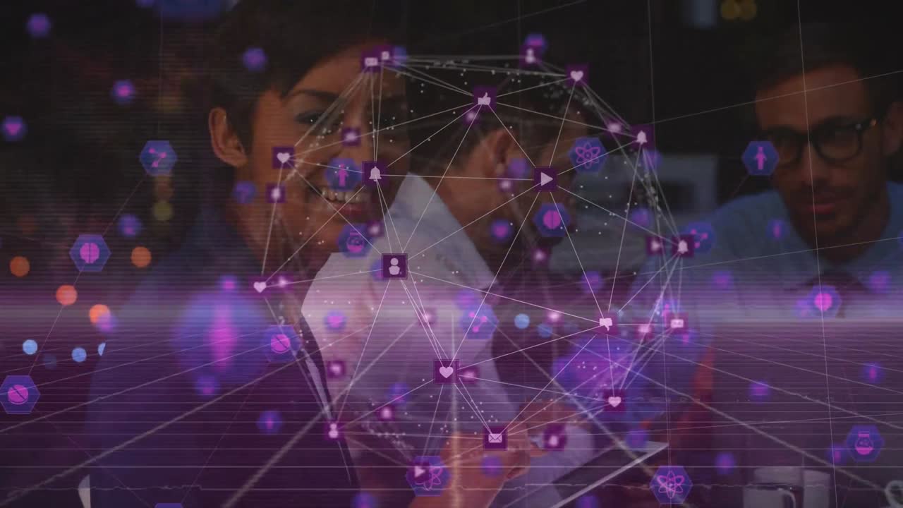 animación de iconos de computadora y líneas que forman un globo sobre una mujer de negocios feliz usando una tableta en una reunión