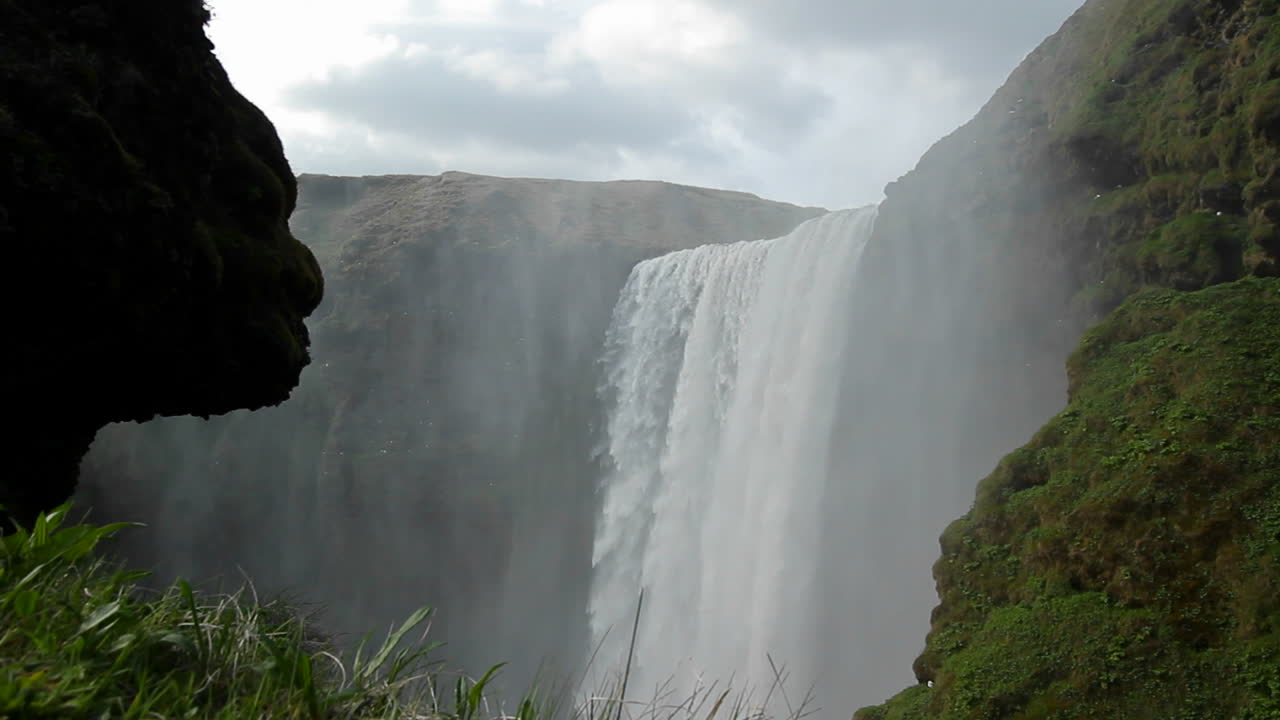 una hermosa cascada en islandia 1