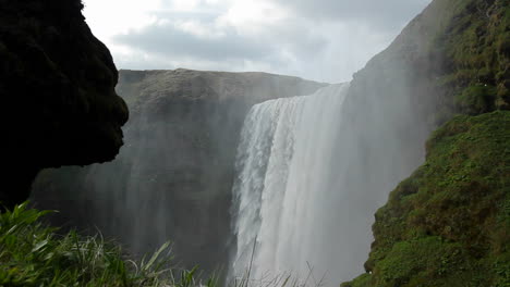 una hermosa cascada en islandia 1