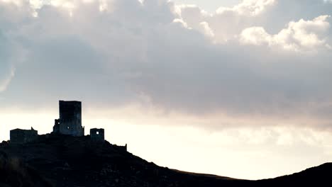 vieja casa torre de piedra en mani, grecia. lapso de tiempo