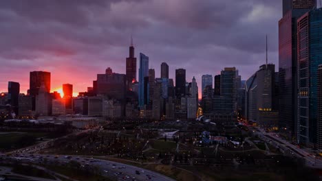 Hiperlapso-Aéreo-De-Chicago-Con-Colorida-Puesta-De-Sol