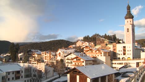 Un-Pueblo-Nevado-En-Los-Alpes-En-Austria-Suiza-Italia-Eslovenia-O-Un-Country-De-Europa-Del-Este-3