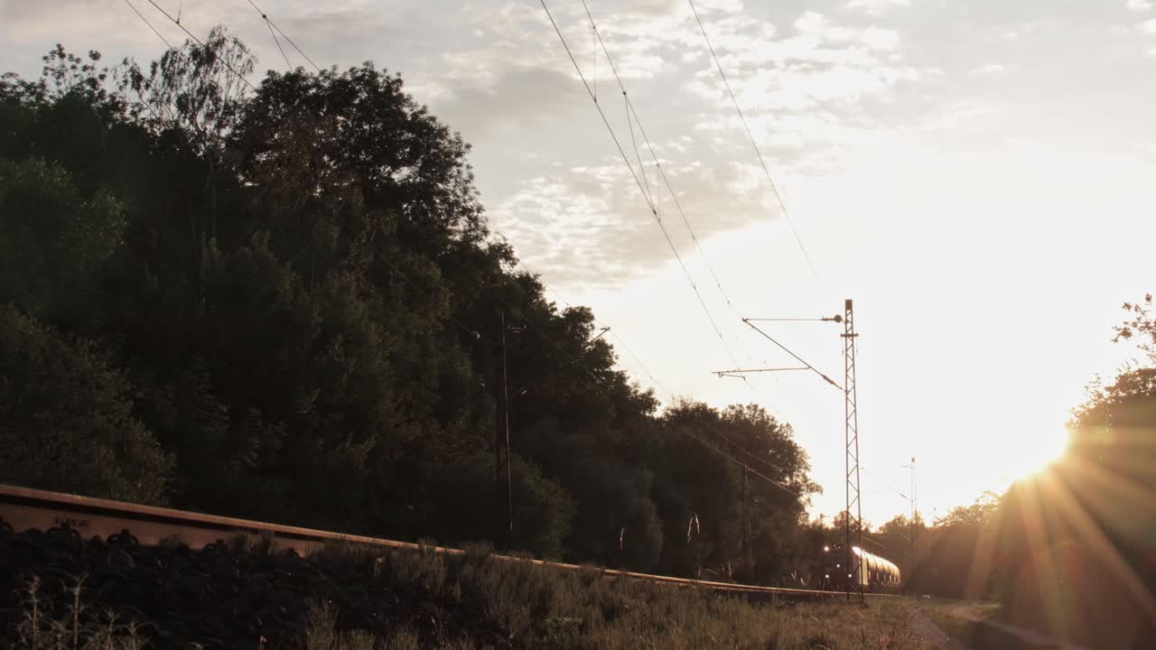 el tren pasa en una hermosa puesta de sol