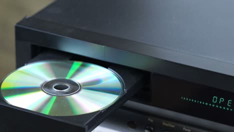 grabadora de cinta de primer plano, la mujer inserta el cd