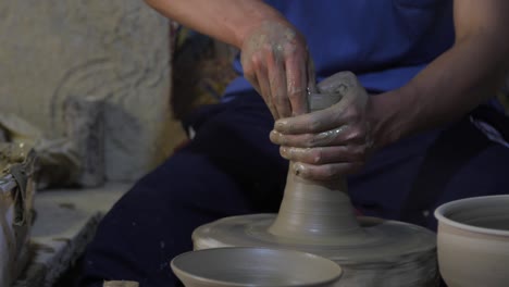 ろくろで粘土を形作る陶芸家