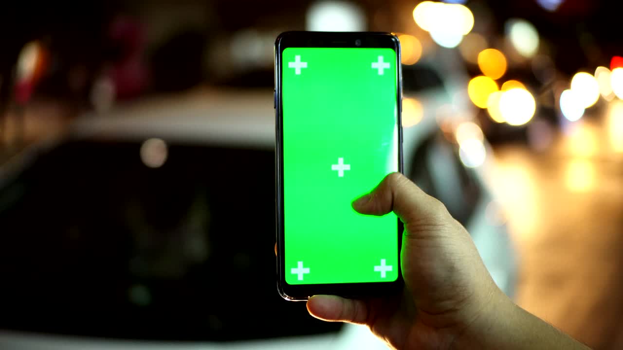 아시안 남성과 밤에 그들의 스마트폰.