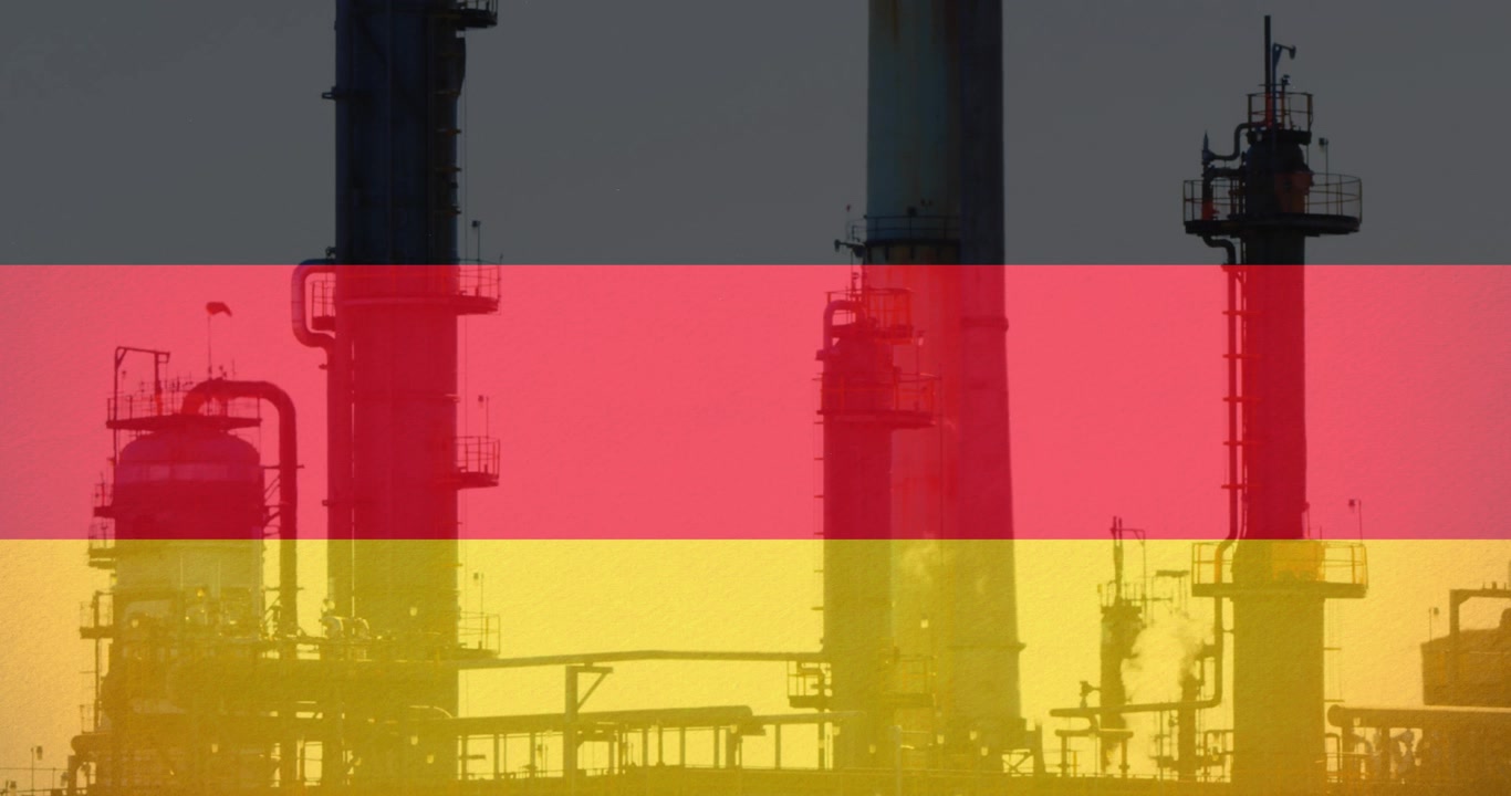 Endüstriyel Petrol Rafinerisi Tesisinin Üzerine Yerleştirilmiş Alman Bayrağı