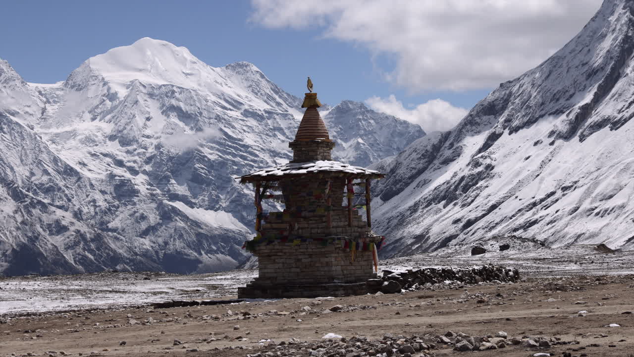 lapso de tiempo de las nubes que se mueven sobre las montañas en la región de manaslu, nepal