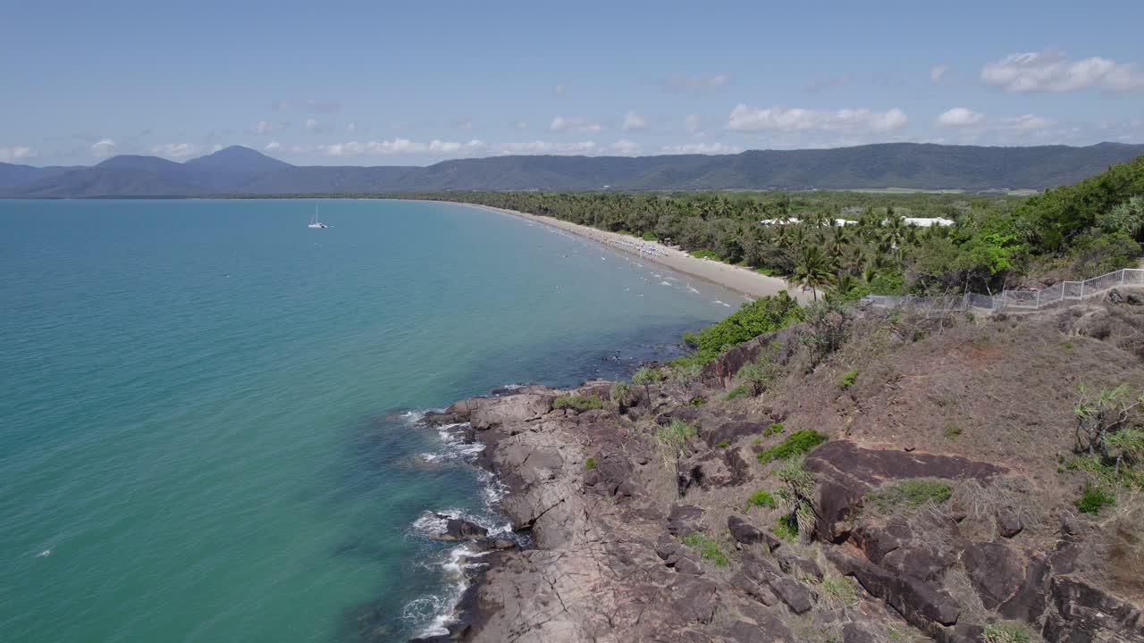 Rivelazione con zoom indietro del belvedere di 4 Mile Beach - Panoramica scenografica con viste pittoresche di Four Mile Beach e del mare nel Queensland