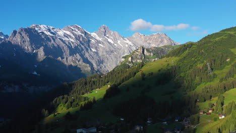 amplia toma de drones giratorios de los alpes suizos y murren, en las tierras altas de bernese en suiza