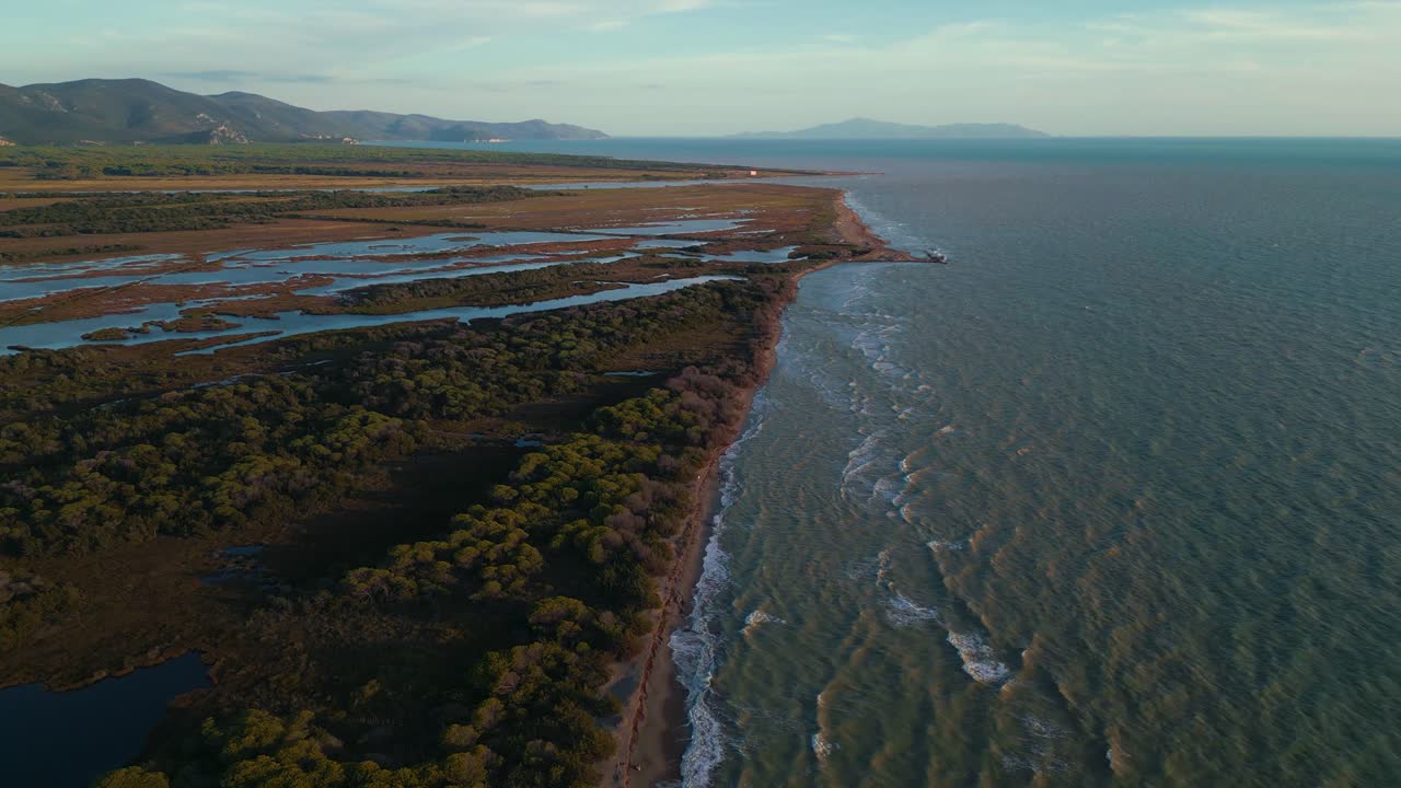 playa del parque nacional maremma en toscana, italia