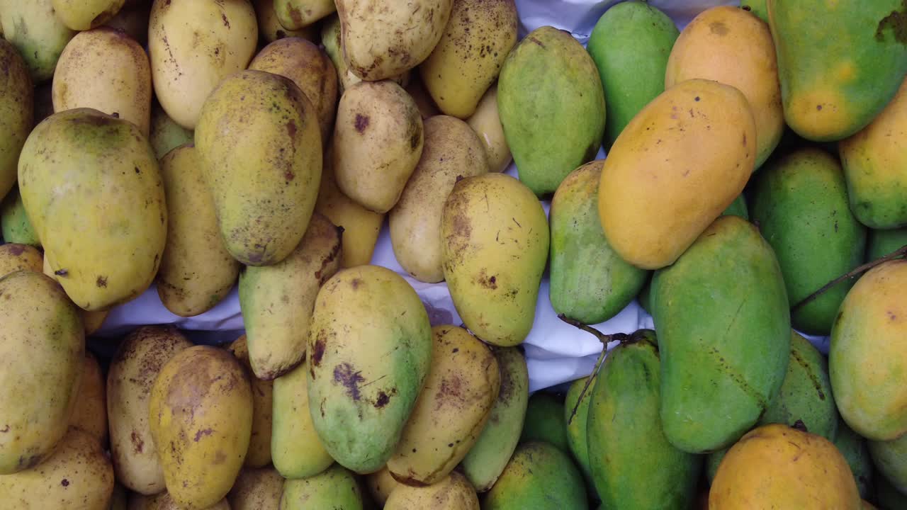 vista de arriba del mango fresco alineado para la venta ,