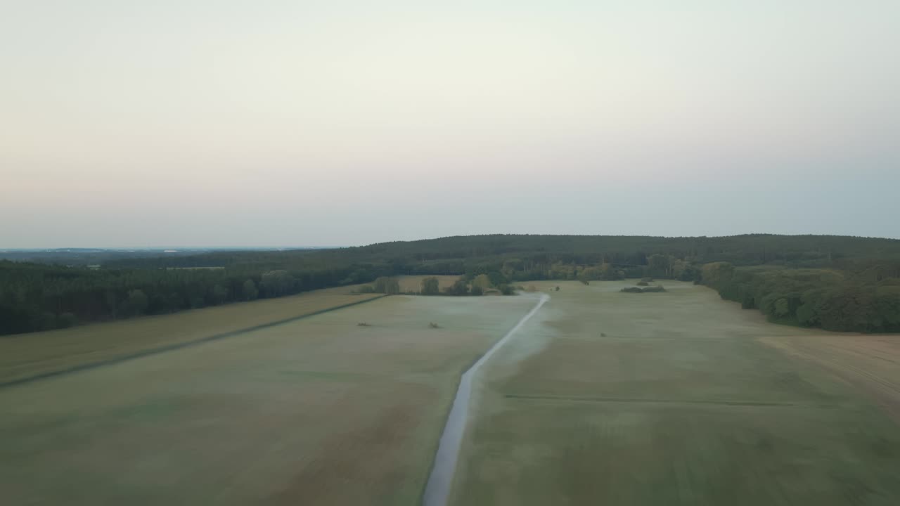 vista aérea de las tierras de cultivo nubladas