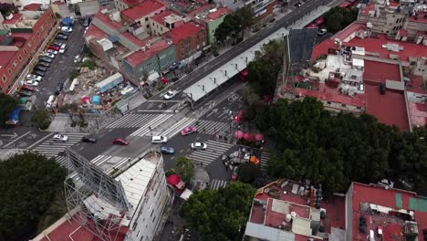 Vista-Aérea-Del-Tráfico-En-Un-Barrio-De-La-Ciudad-De-México