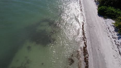 Küstenantenne-Von-Florida-Mann-Am-Strand-Mit-Seinem-Boot