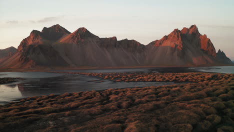 Pintoresco-Valle-De-Vestrahorn-Bajo-Un-Cielo-Despejado-Junto-A-La-Península-De-Stokksnes-Durante-La-Puesta-De-Sol-En-El-Sureste-De-Islandia