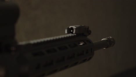 primer plano del cañón del rifle de asalto ar15 apuntando a algo fuera de la pantalla