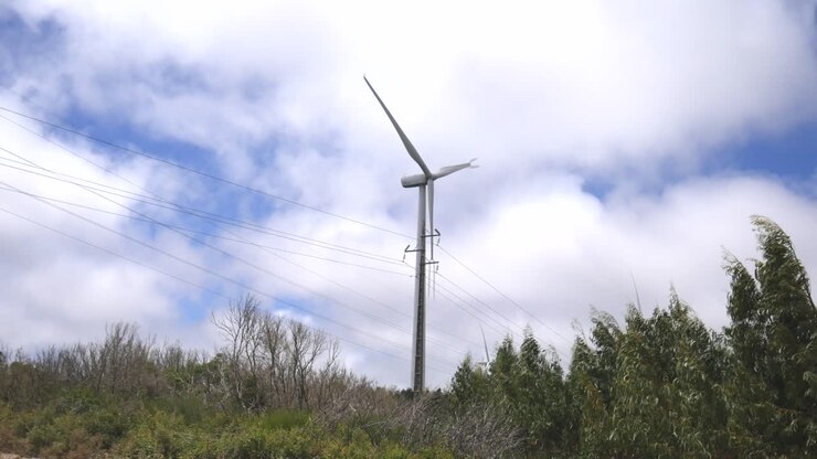 Vindmølleoptagelser. Vindmøller bruges til at skabe vedvarende energi. Filmet i Portugal