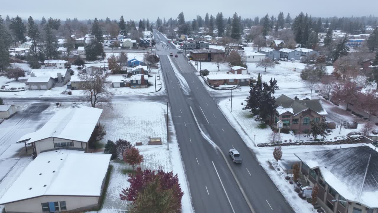 매끄러운 눈 덮인 도로를 여행하는 전륜구동 트럭의 조감도