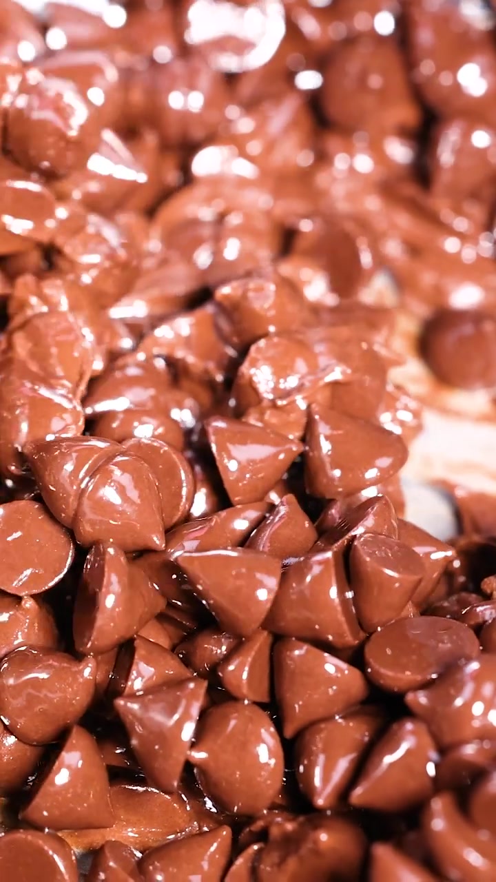 Mescolare gocce di cioccolato con un cucchiaio