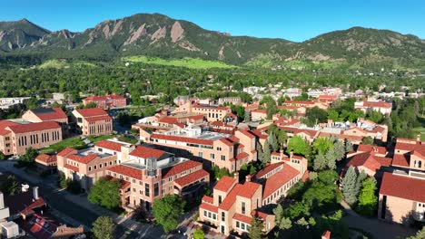 Techos-Rojos-De-Los-Edificios-Del-Campus-Universitario-De-Boulder-College-De-La-Universidad-De-Colorado.