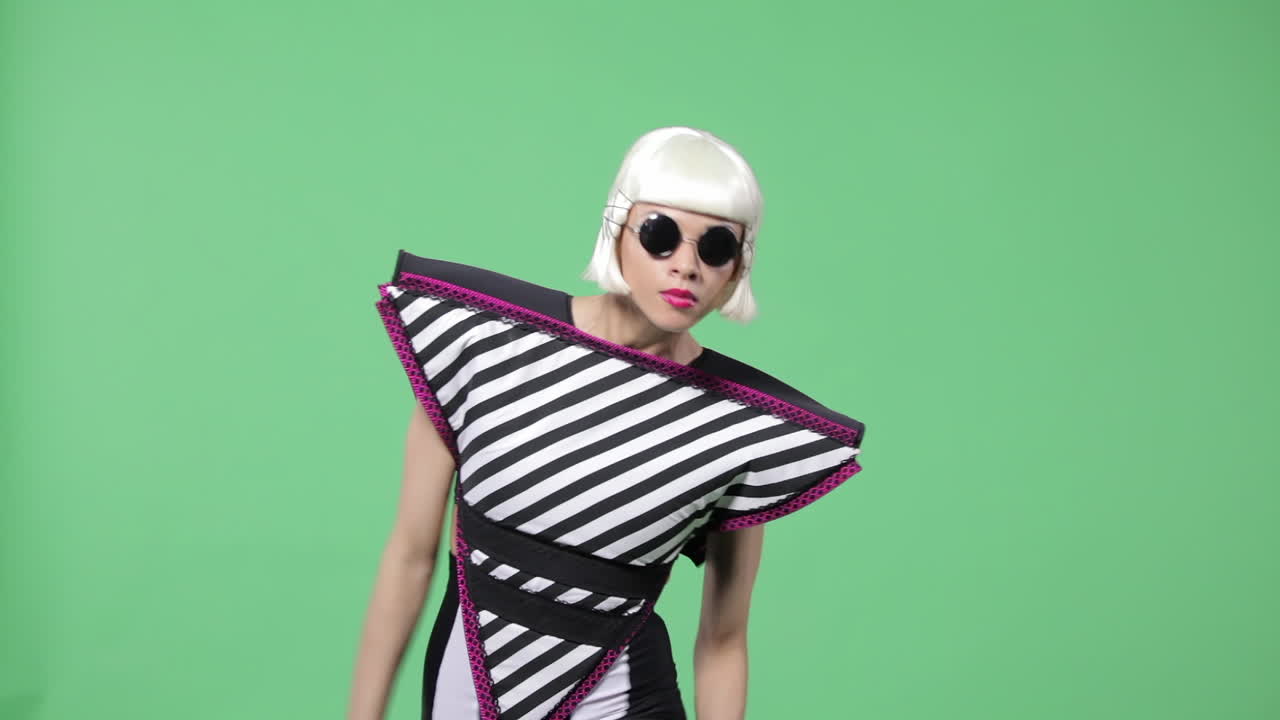 mujer de moda futurista