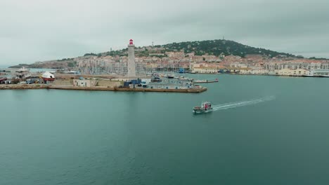 Barco-De-Investigación-Que-Patrulla-El-Paseo-Marítimo-De-Sète.-Francia.-Panorámica-Aérea