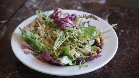 Mit-Gabel-Essen-Sie-Frischen-Salat-In-Weißer-Platte-Zum-Frühstück,-Gesundes-Essen-Frühstück