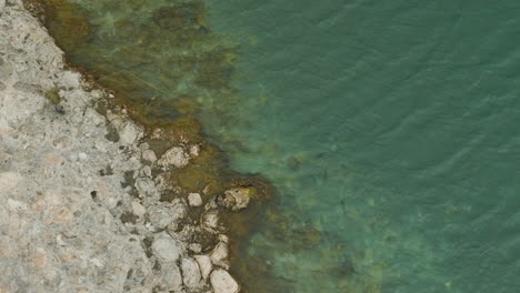 Waves-ripple-through-Lake-Strobel,-Argentina