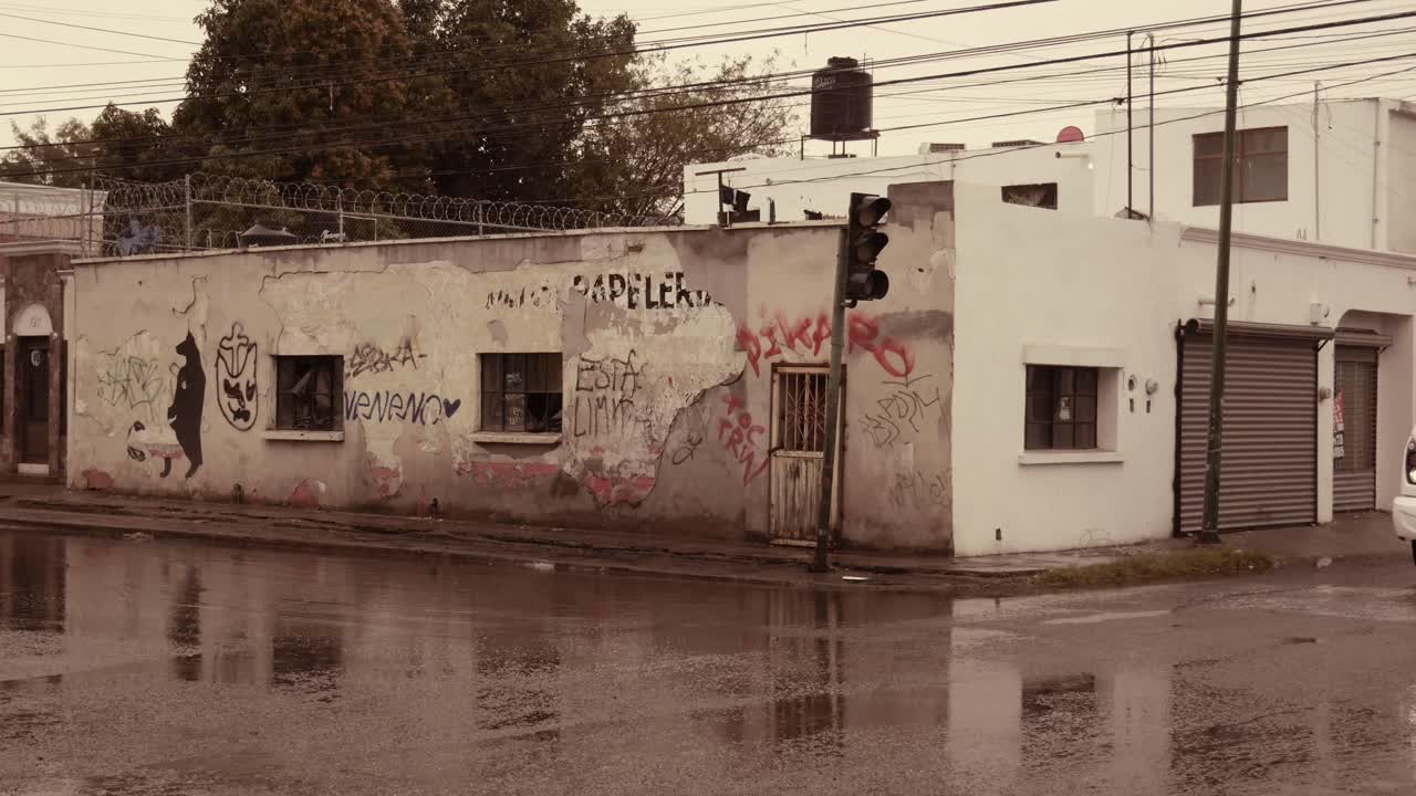 폐허가 된 건물 버려진 집의 샷