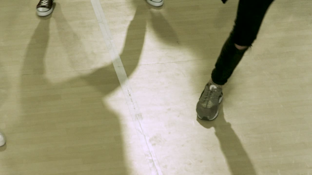 농구장에서 춤을 추는 사람들