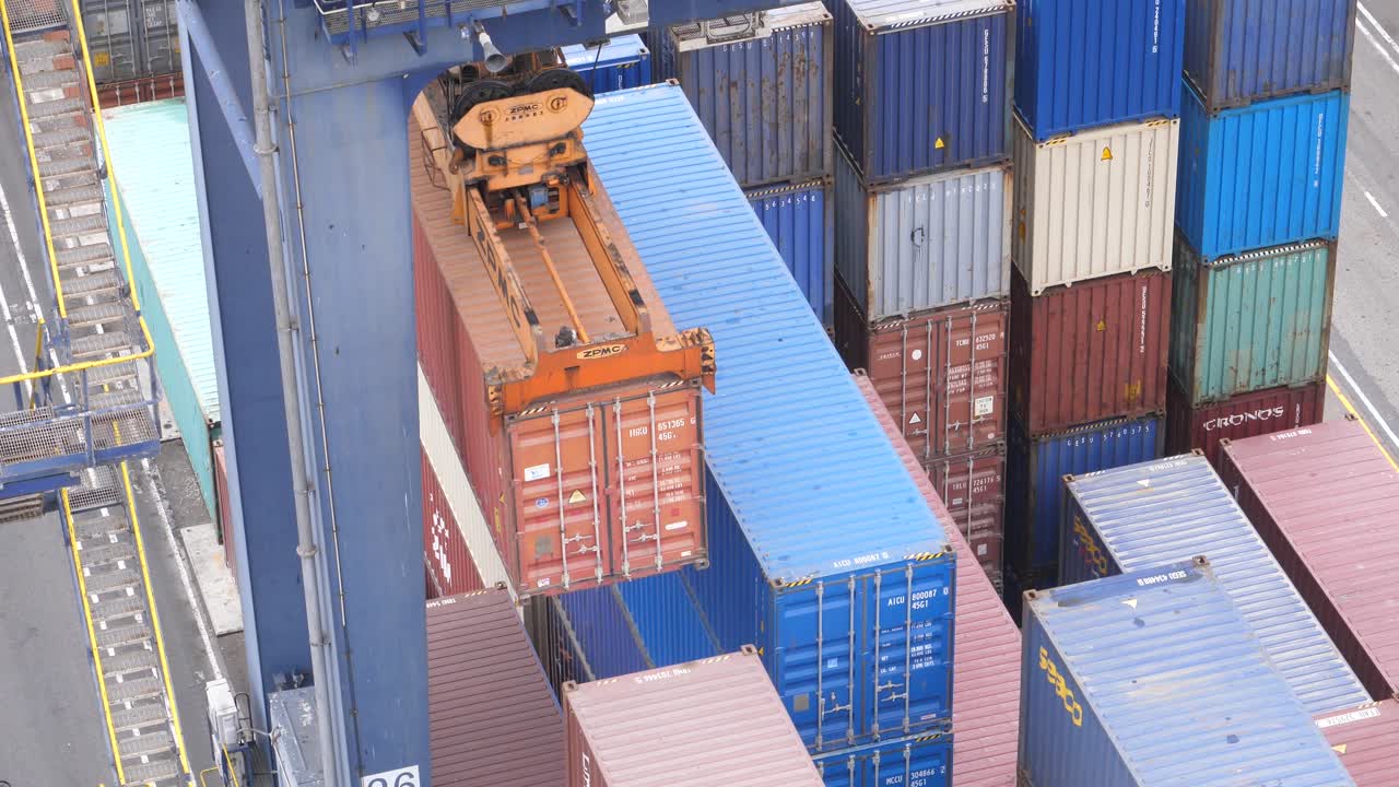 파키스탄 카라치 항구에서 작동하는 오버헤드 크레인