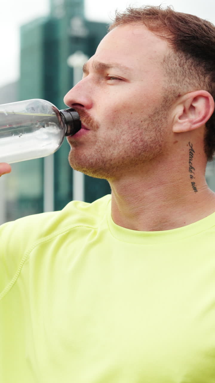 Açık Havada Spor Kıyafetleriyle Şişeden Su İçen Adam