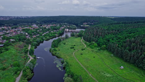 vista aérea del bosque verde y el río