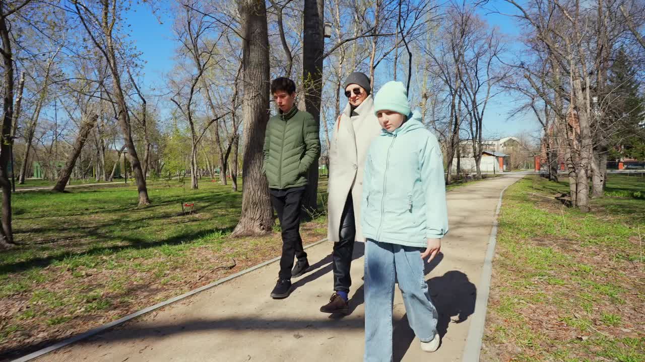Tre personer som nyter en tur i en solrik park