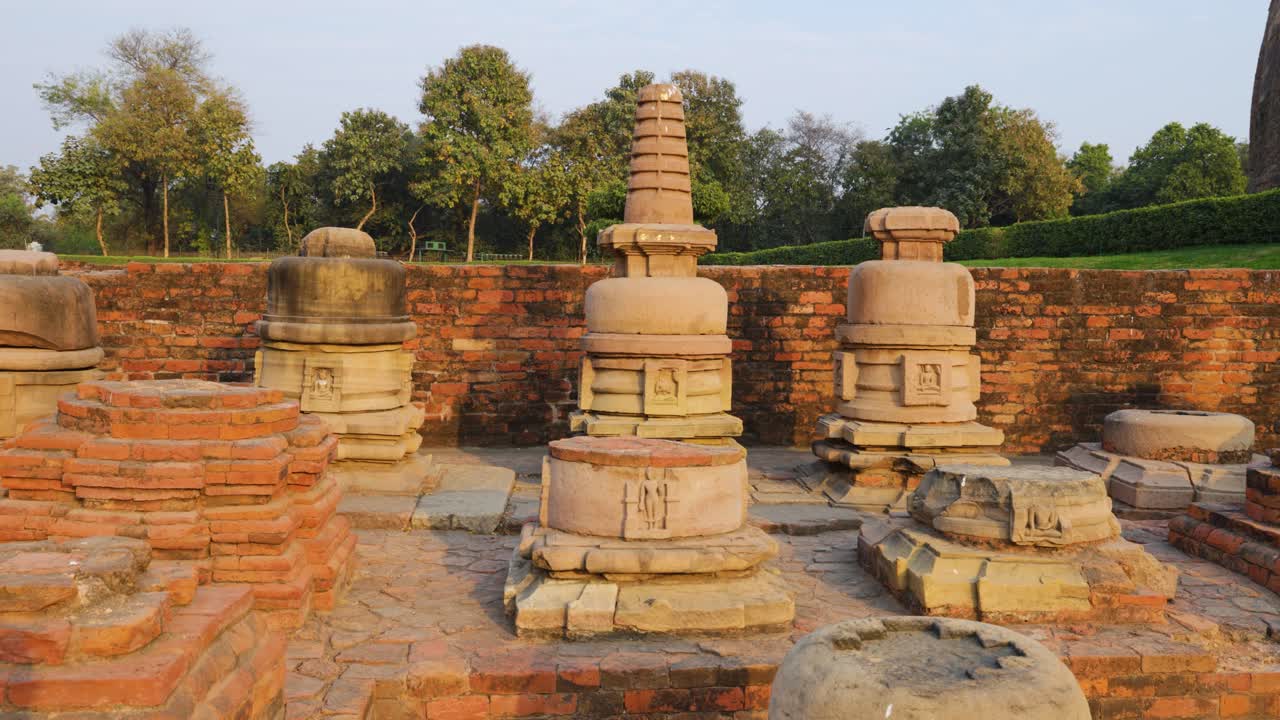 antiguas ruinas de estupas budistas en el lugar sagrado de Sarnath durante el día