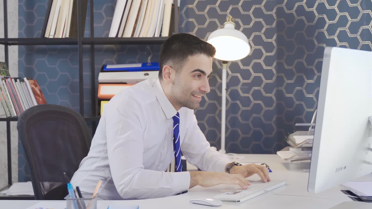 Uomo d'affari felice che ha successo e si rallegra