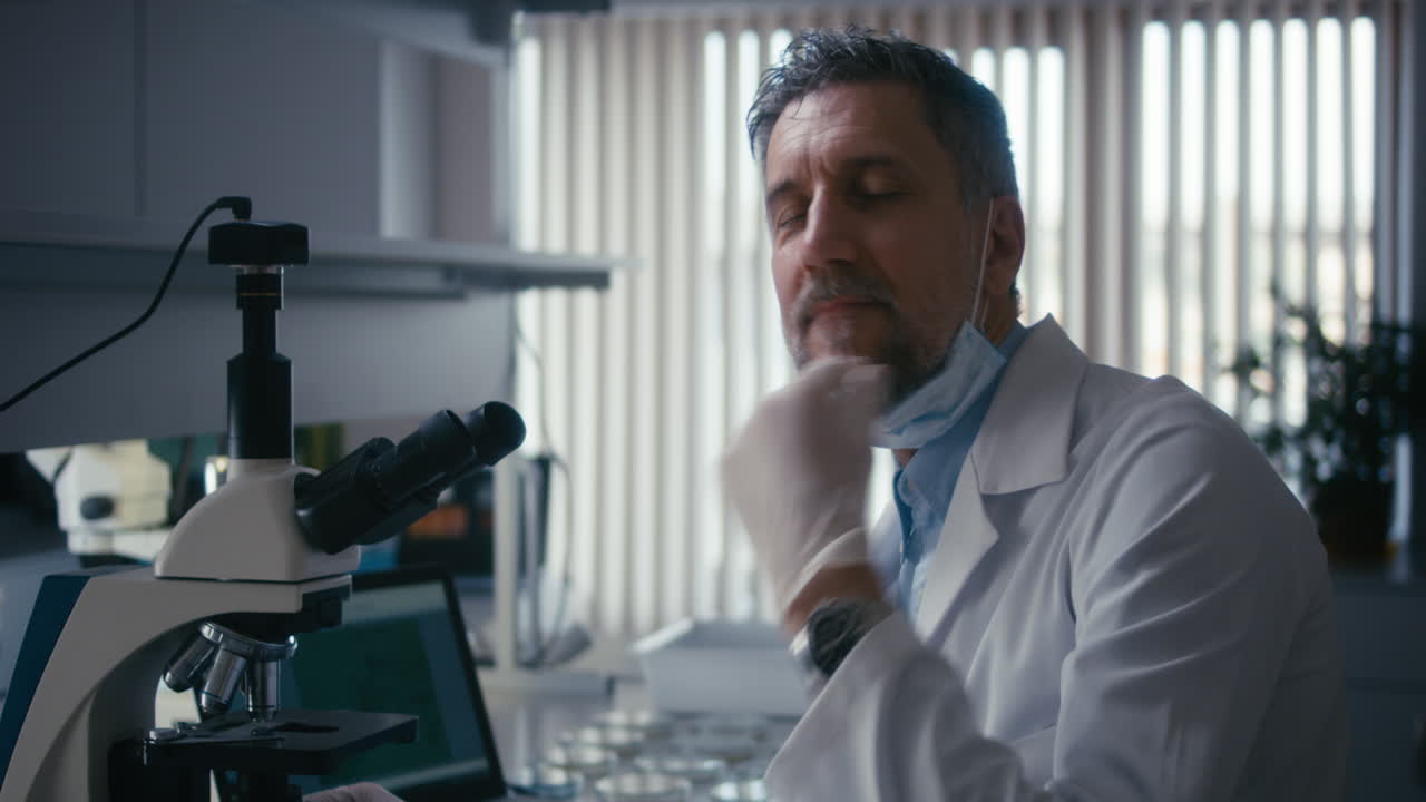 científico que trabaja en un laboratorio