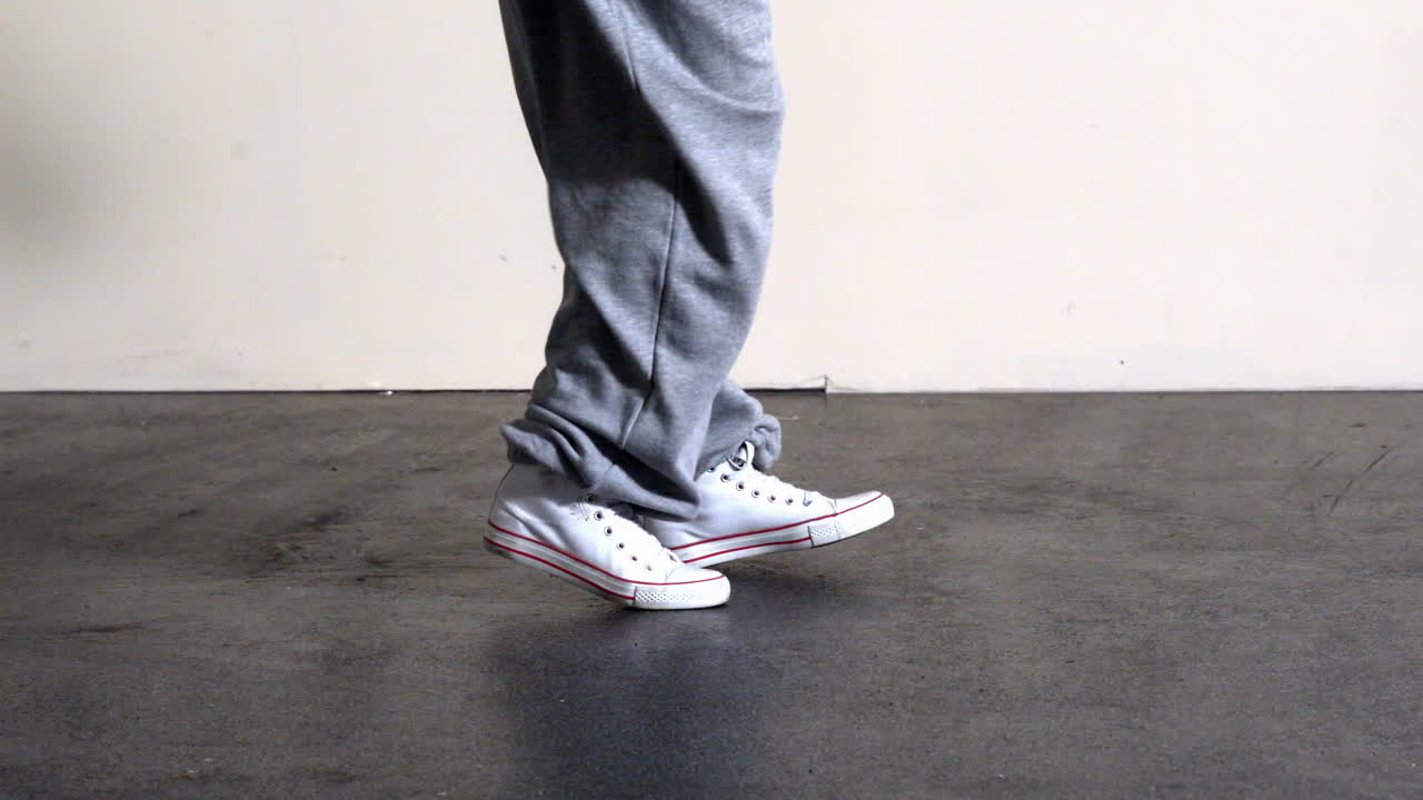 la mitad inferior de los bailarines deportivos los pies en movimiento