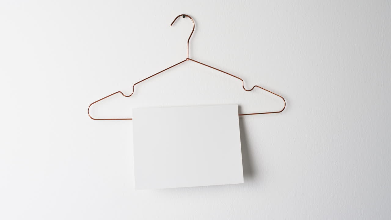 video de un libro en colgante con páginas en blanco y espacio de copia en fondo blanco