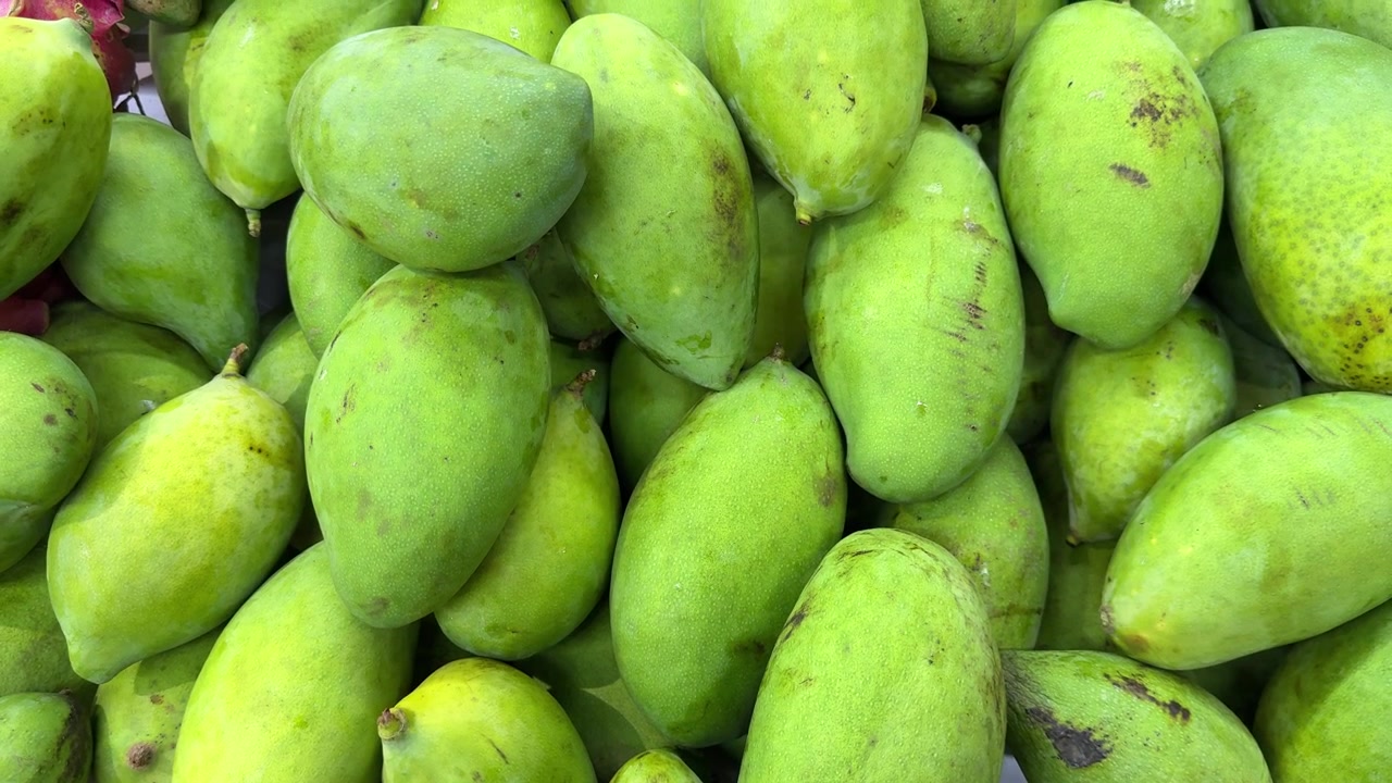 Manghi verdi freschi esposti in un mercato locale