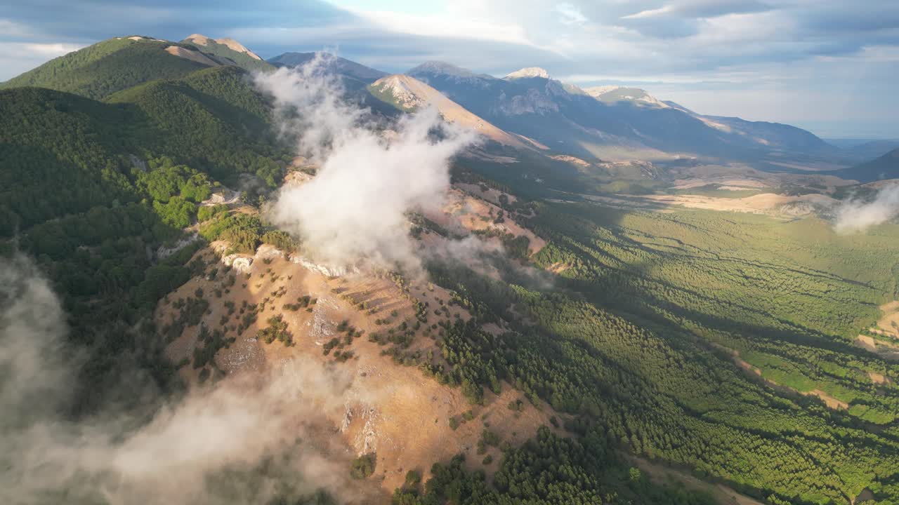 paisaje natural de montaña y nubes móviles en el parque nacional de pollino, calabria, italia - 4k aéreo