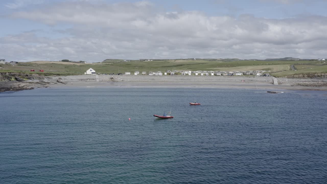 Tiefer Küstenflug zu einer Strandgemeinschaft bei Whitestrand, Milltown Malbay