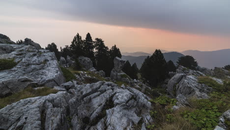 Sonnenaufgang-Bewegt-Sich-Im-Zeitraffer-Auf-Den-Berg-Olymp,-Der-Sich-über-Felsen-Und-Kiefern-In-Griechenland-Erstreckt