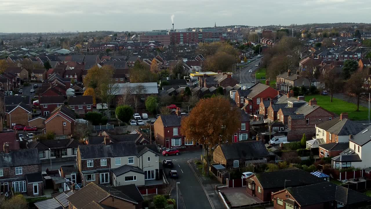rainhill típico pueblo suburbano británico en merseyside, inglaterra vista aérea que desciende sobre el vecindario del consejo residencial de otoño