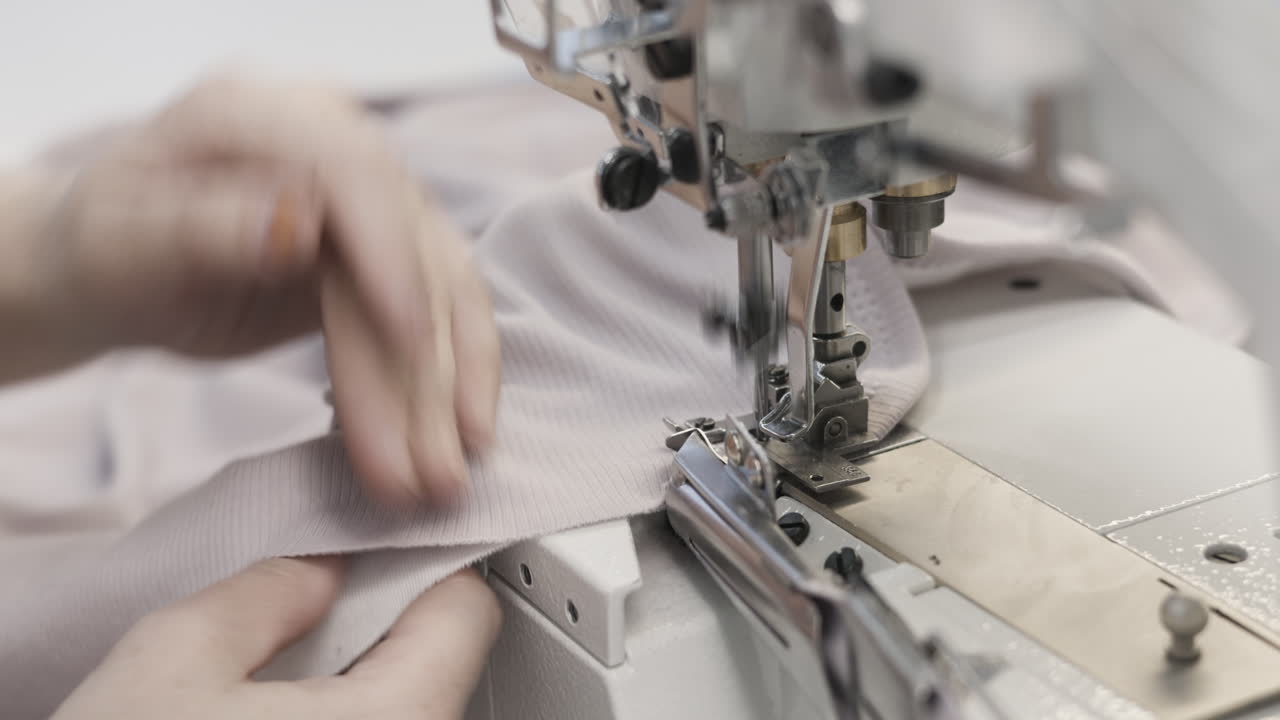 máquina de coser en acción