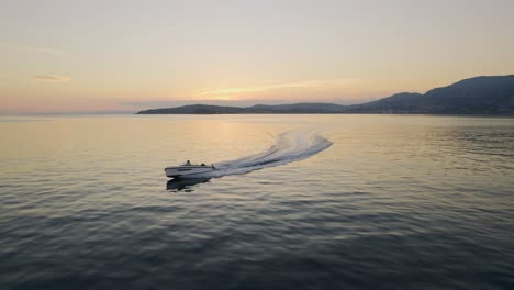 drohnenaufnahme einer schnellbootfahrt im sonnenuntergang