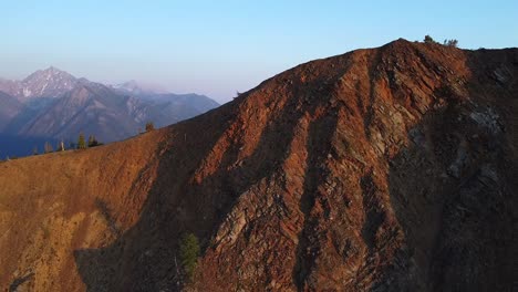 orbitando alrededor de la montaña en south rockies, bc, toma aérea al atardecer