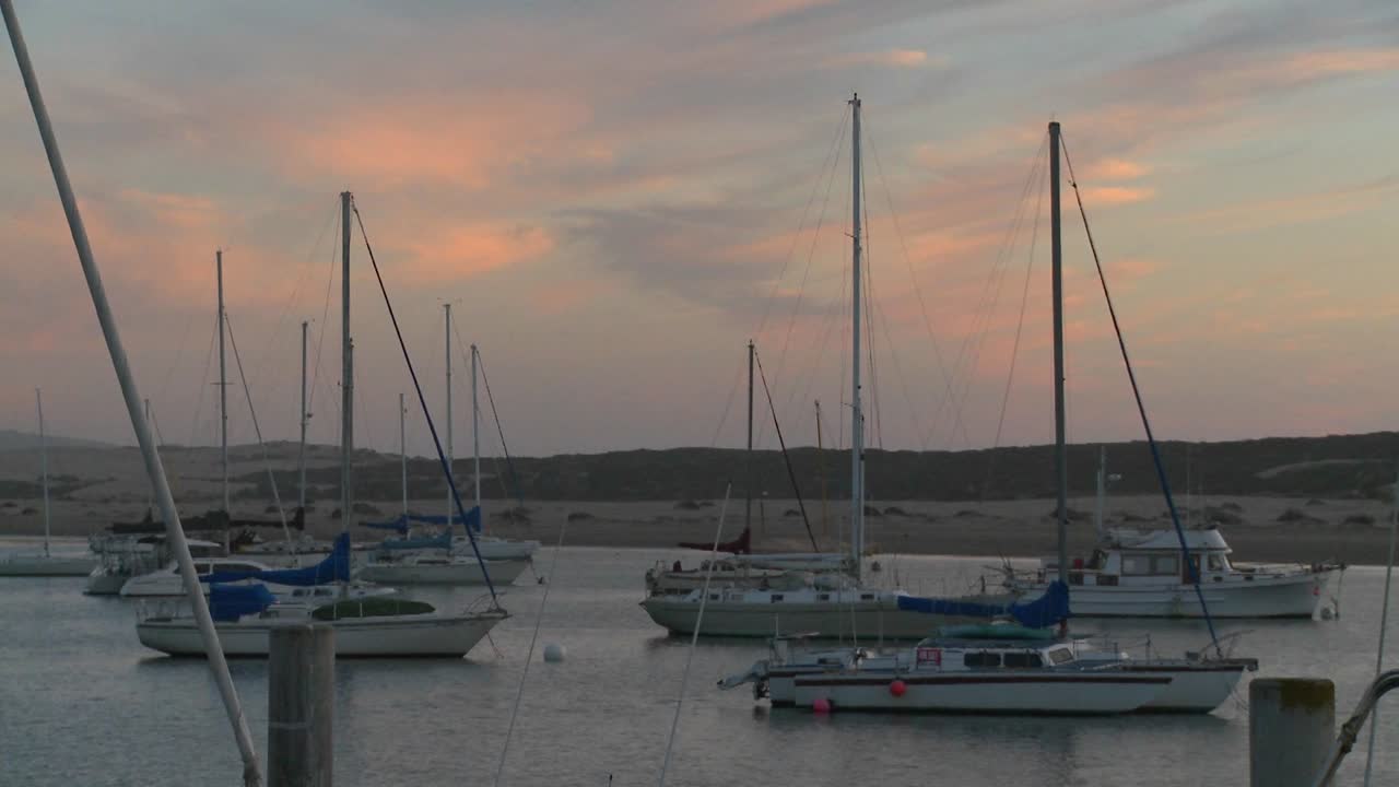 los barcos se sientan en el puerto de morro bay california