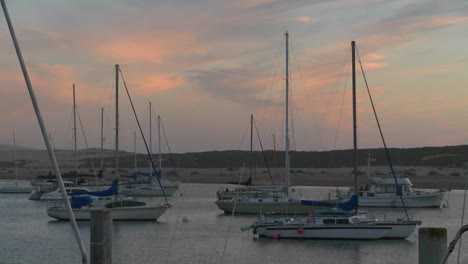 Los-Barcos-Se-Sientan-En-El-Puerto-De-Morro-Bay-California